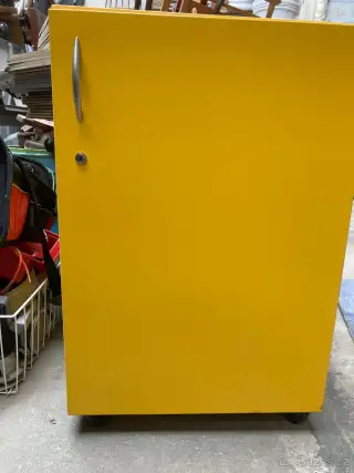 Skříňka TECHO se zámkem nízká na kolečkách za 500 kč