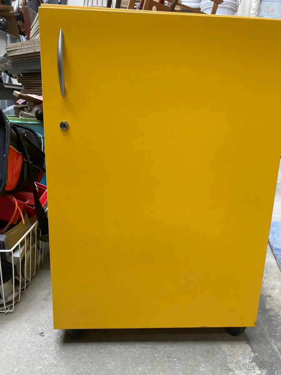 Skříňka TECHO se zámkem nízká na kolečkách za 500 kč