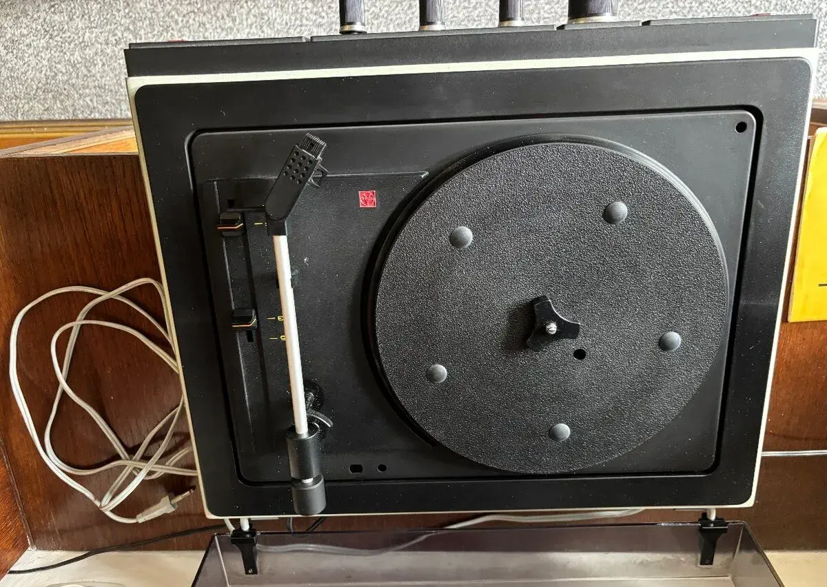 TESLA NZC-040 gramofon + 2× originální repro