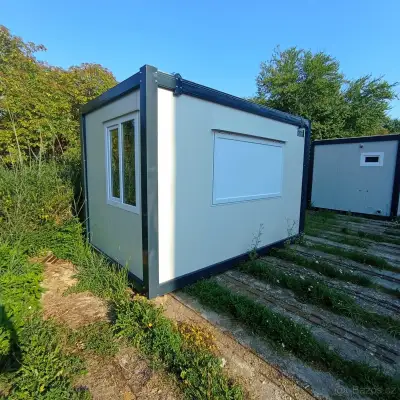 Prodejní/výdejní stánek PMP-K o rozměru 2,4 x 4 m