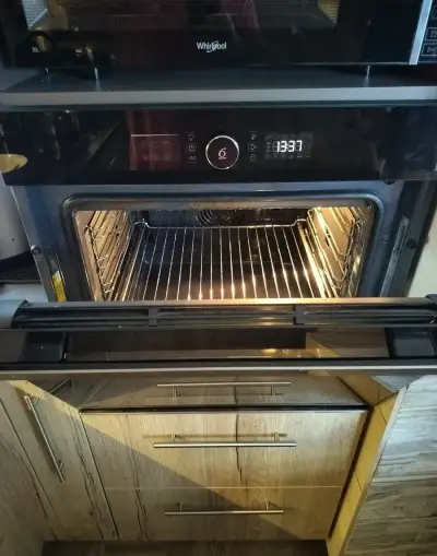 Whirlpool FXTM6 vestavná trouba