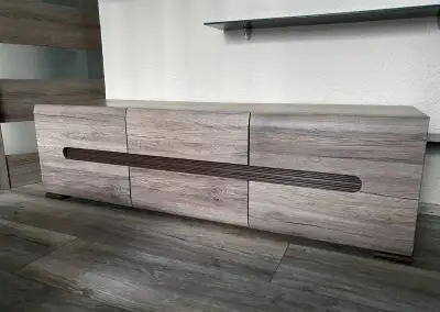 KOMODA + NÁSTĚNNÁ SKŘÍŇKA