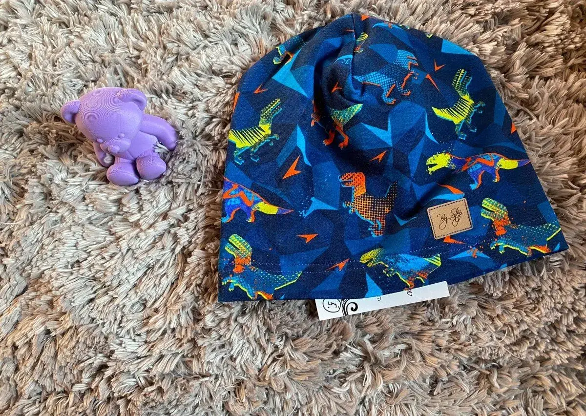 🦕 Parádní jarní/podzimní čepice s dinosaury obvod 49–51 cm