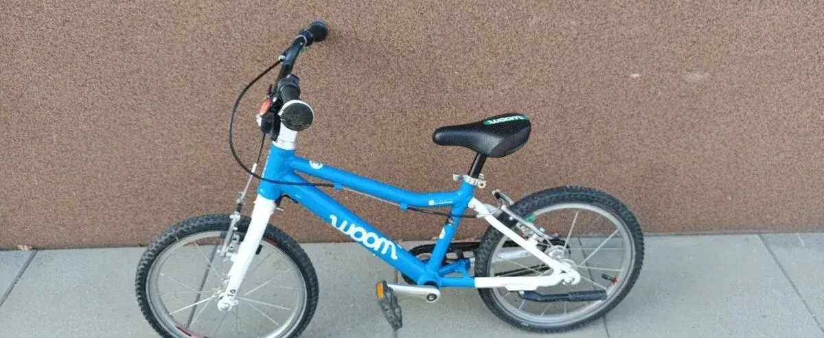Dětské kolo Woom 3 = 16 palců v modro bílé barvě.