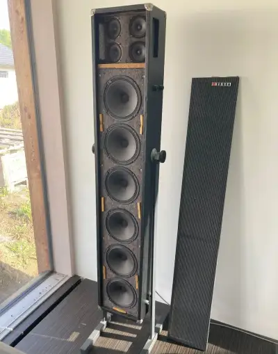 Historické reproboxy Tesla ARS 704 s originálními stojany