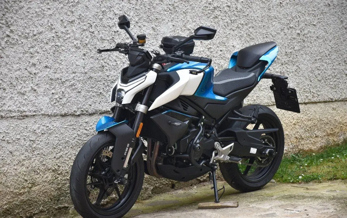 CF MOTO 450 NK 2024 najeto 1tkm stav nového stroje
