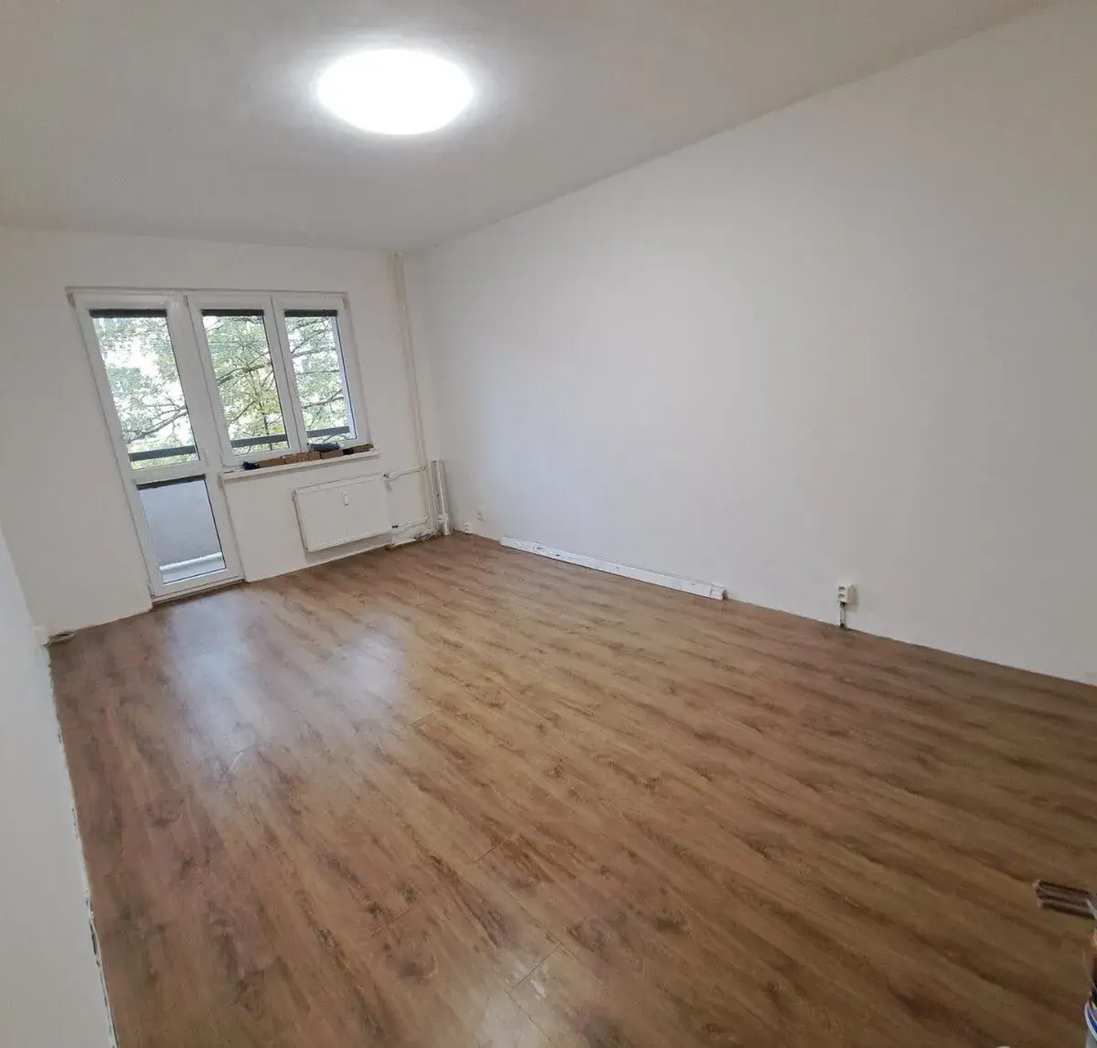Starší laminátová podlaha zdarma za rozebrání