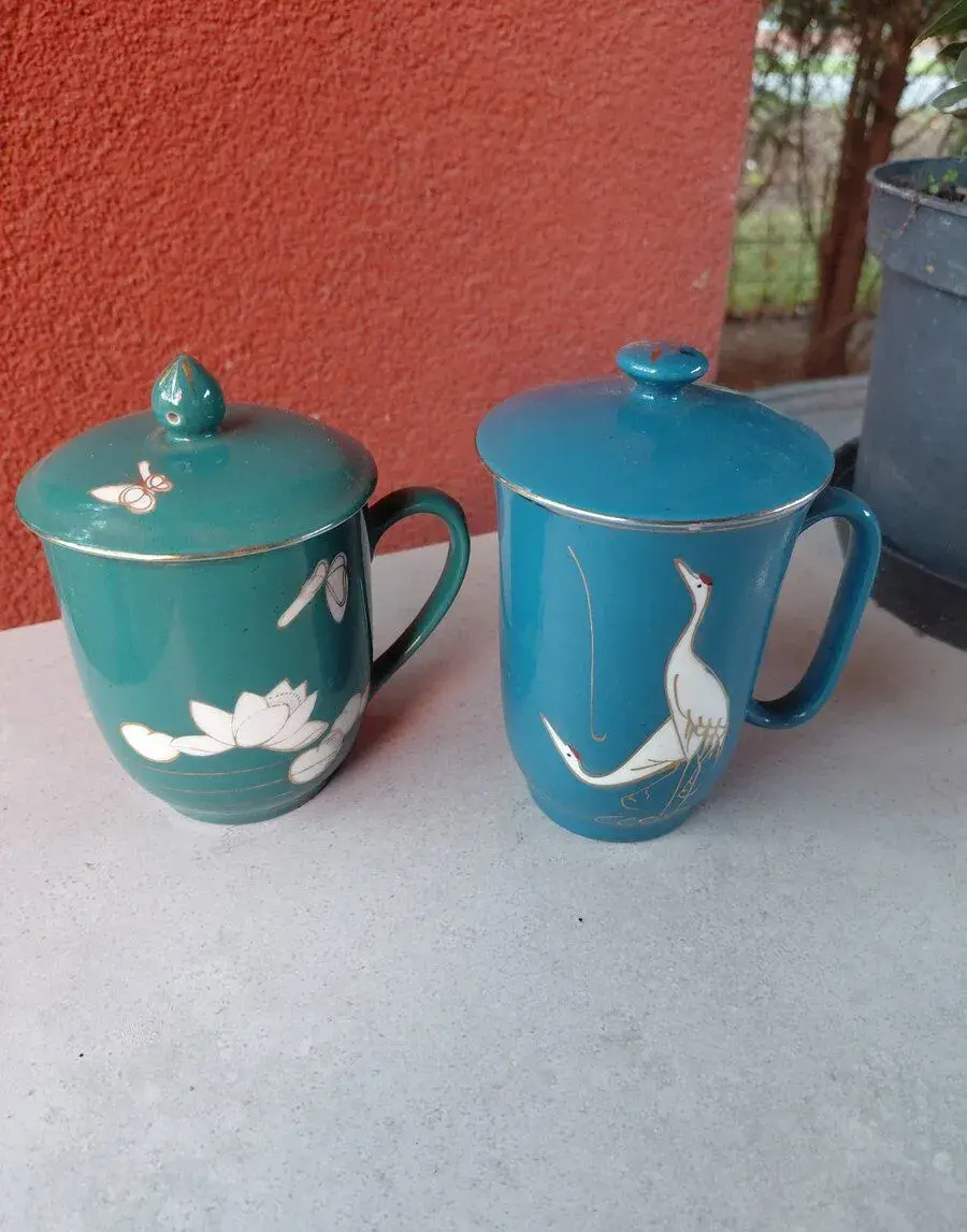 Sada retro porcelánu – JSK Stružná a čínské hrnky s pokličko
