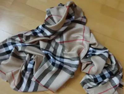 Béžová šála Burberry