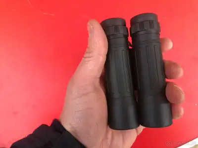 Malý pogumovaný dalekohled 10x25 Comet