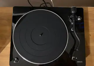 Denon DP-450USB (černá)