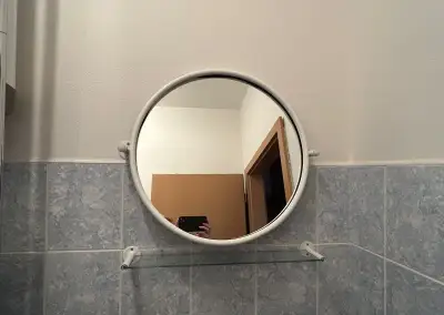 kulaté zrcadlo s poličkou