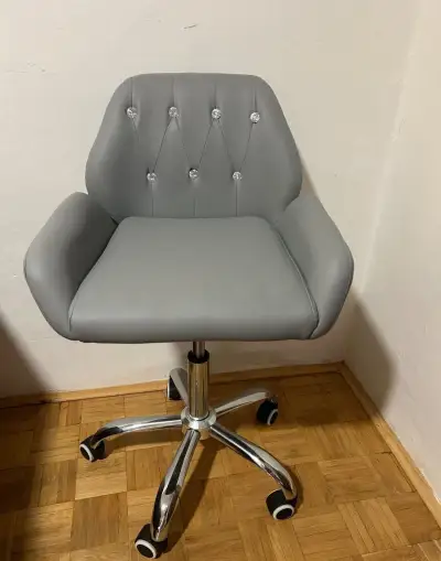 Otočná židle s kamínky