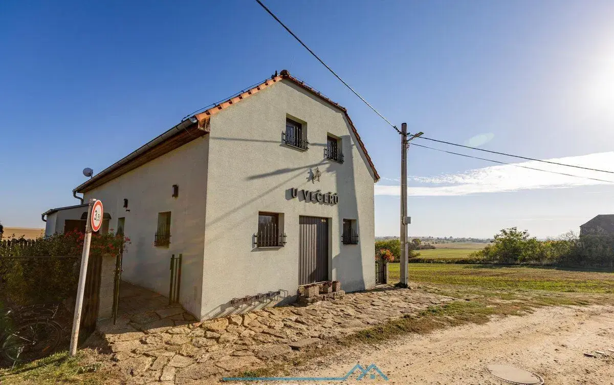 Prodej komerční nemovitosti s apartmány, lisovnou, vinným sk