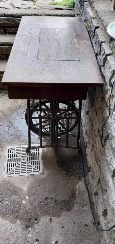 Šicí stroj Lada 77