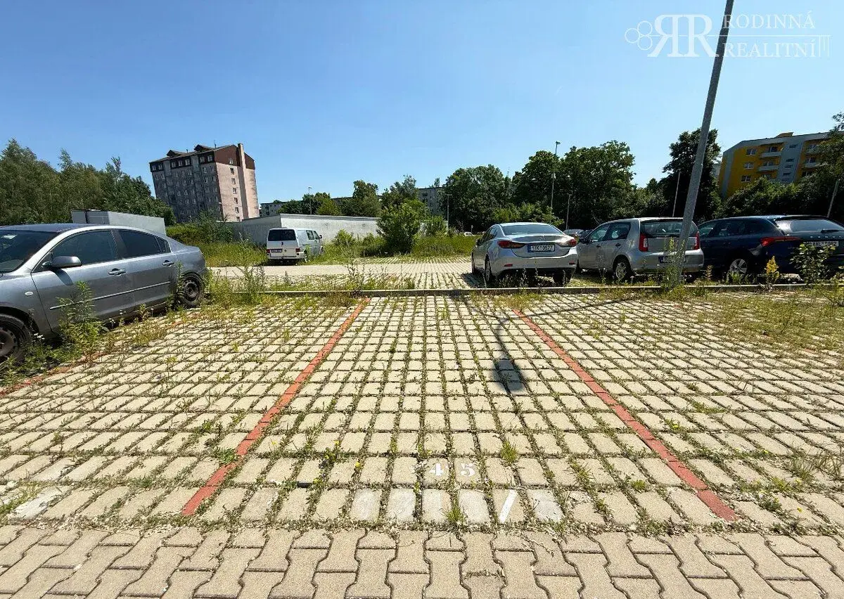 Prodej venkovního parkovacího stání v klidné části Milovic