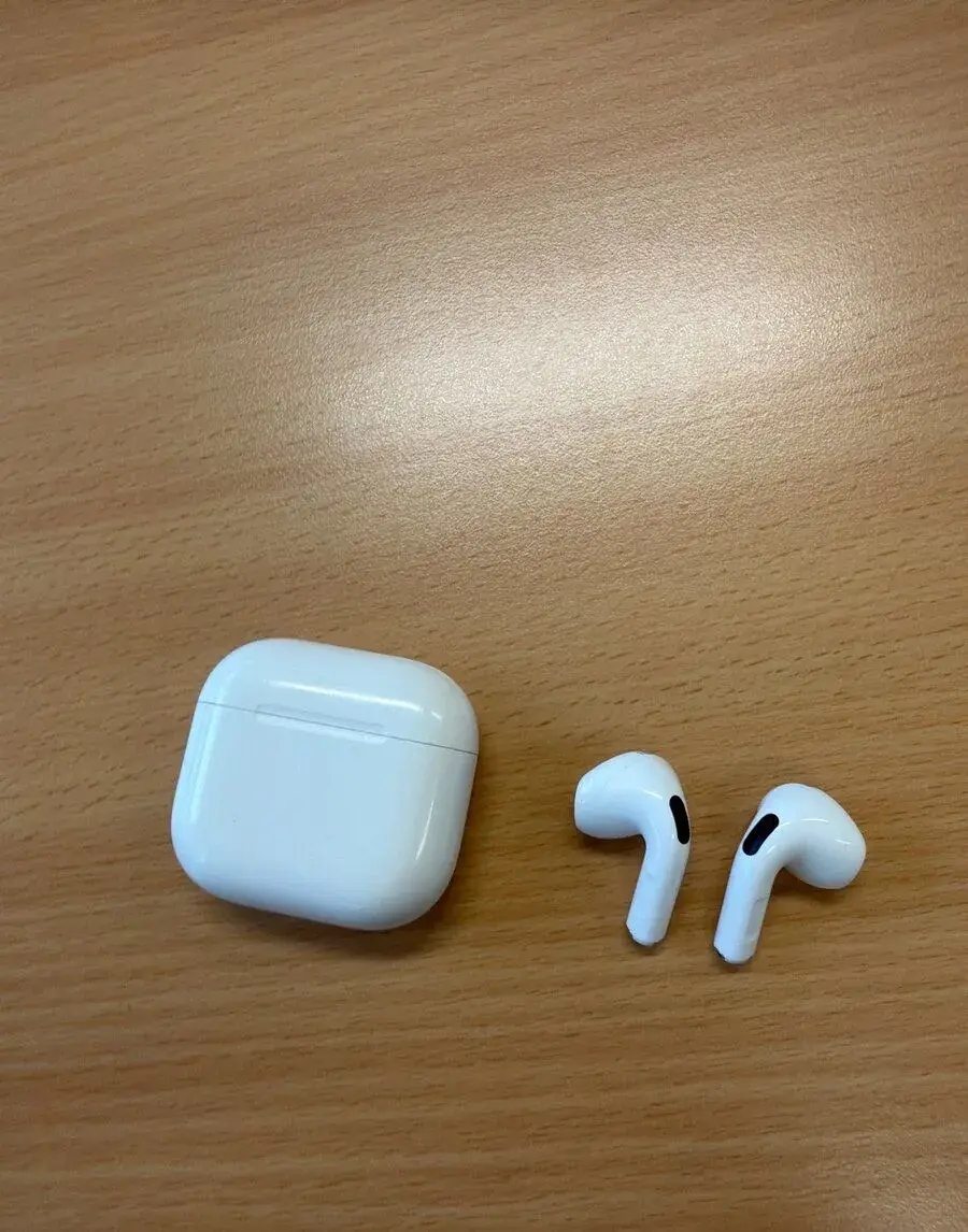 Apple airpods 4 s anc. Originál poskytnu doklad o koupi