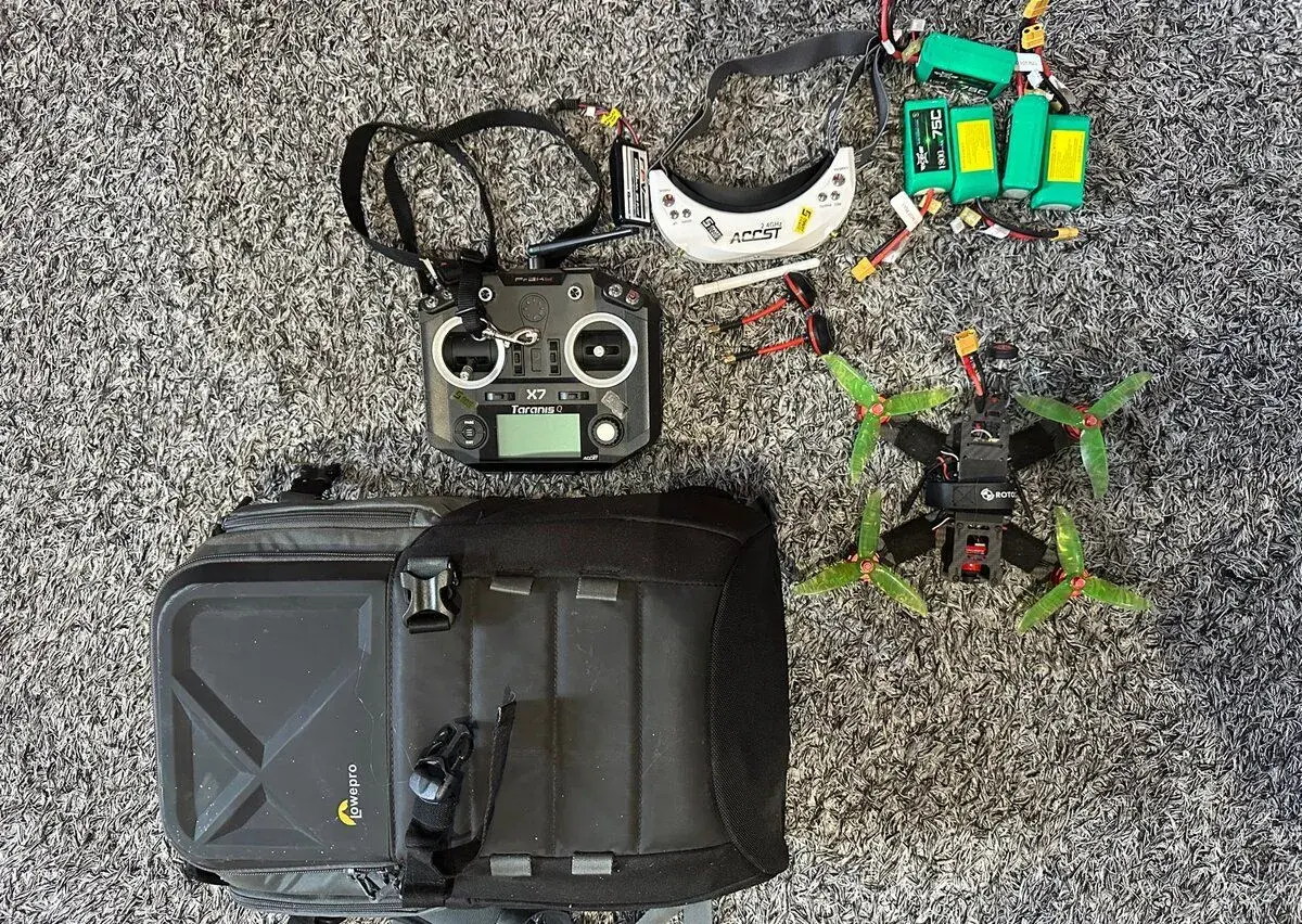 FPV dron komplet – brýle, vysílačka, baterie, batoh