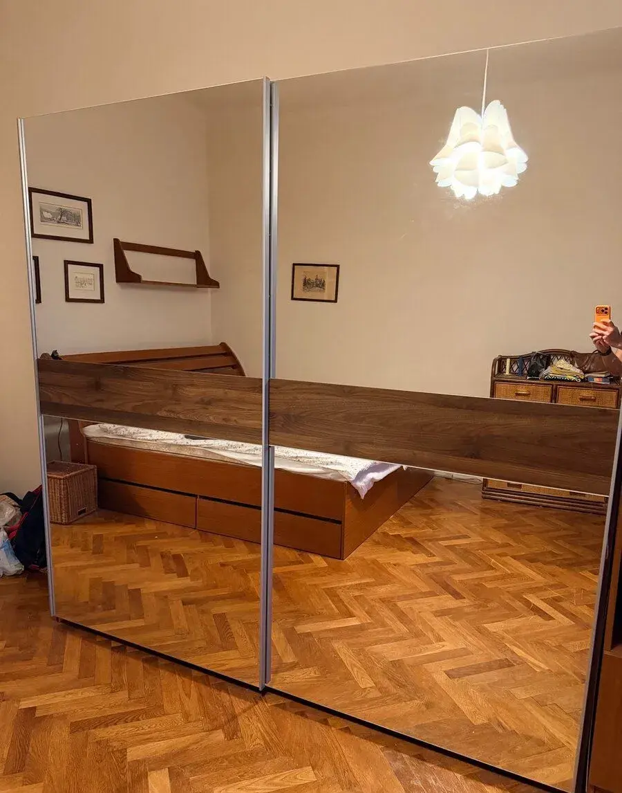 Šatní skříň se zrcadlovými posuvnymi dveřmi