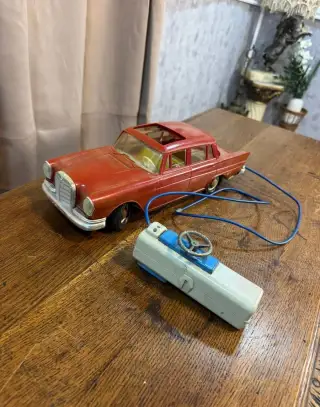 Retro dálkově ovládaný Mercedes-Benz (529012)
