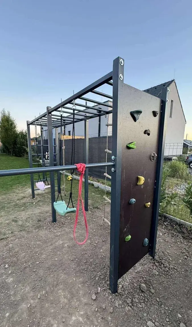 🏋️ Workoutové hřiště 2.0 – multifunkční venkovní konstrukce