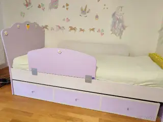 Krásný dětský masivní nábytek Cilek pro holčičky