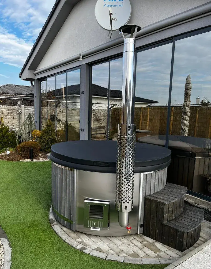 Hot tub/ koupací káď/ vířivka/ koupací sud