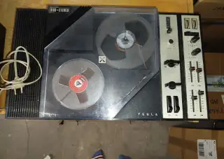 Magnetofon B93