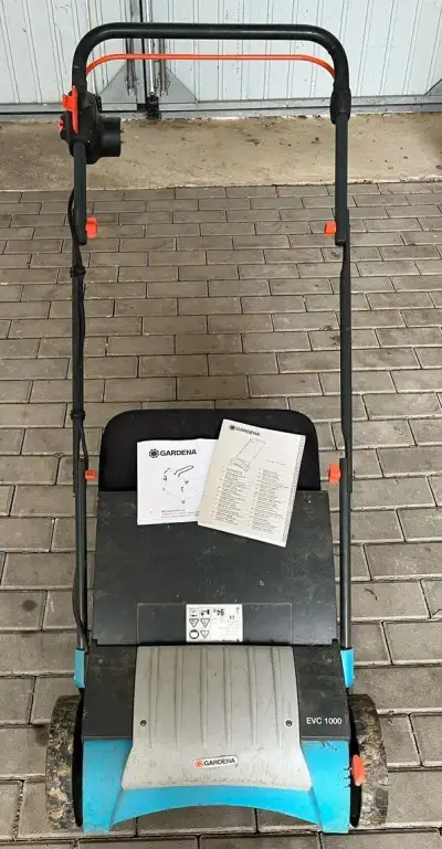 Elektrický vertikutátor Gardena EVC 1000 se sběrným košem.
