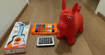 Hracky- tablet, hudebni nastroje, hopsadlo