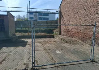 Pronájem zpevněné oplocené panelové plochy
