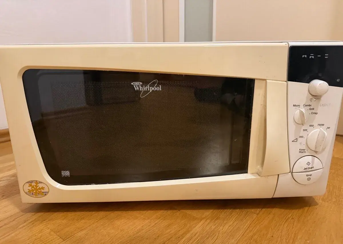 Mikrovlnná trouba Whirlpool s grilem a funkcí Crisp