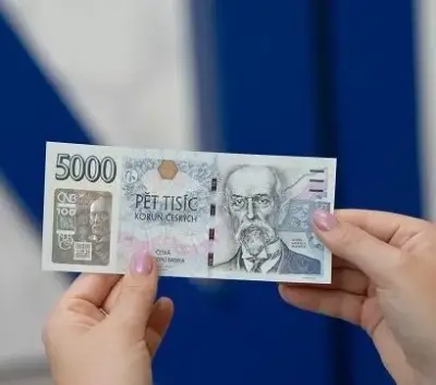 ČNB 5000 Kč s přítiskem UNC – série E K V R – 3 ks + přebal
