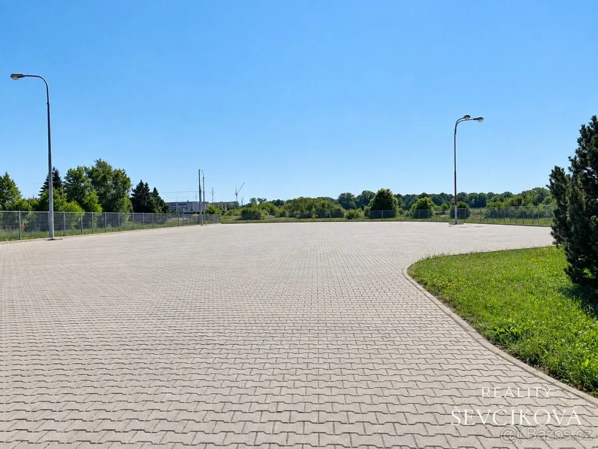 Pronájem zpevněné plochy, 1700 m2 - Vlčkovická