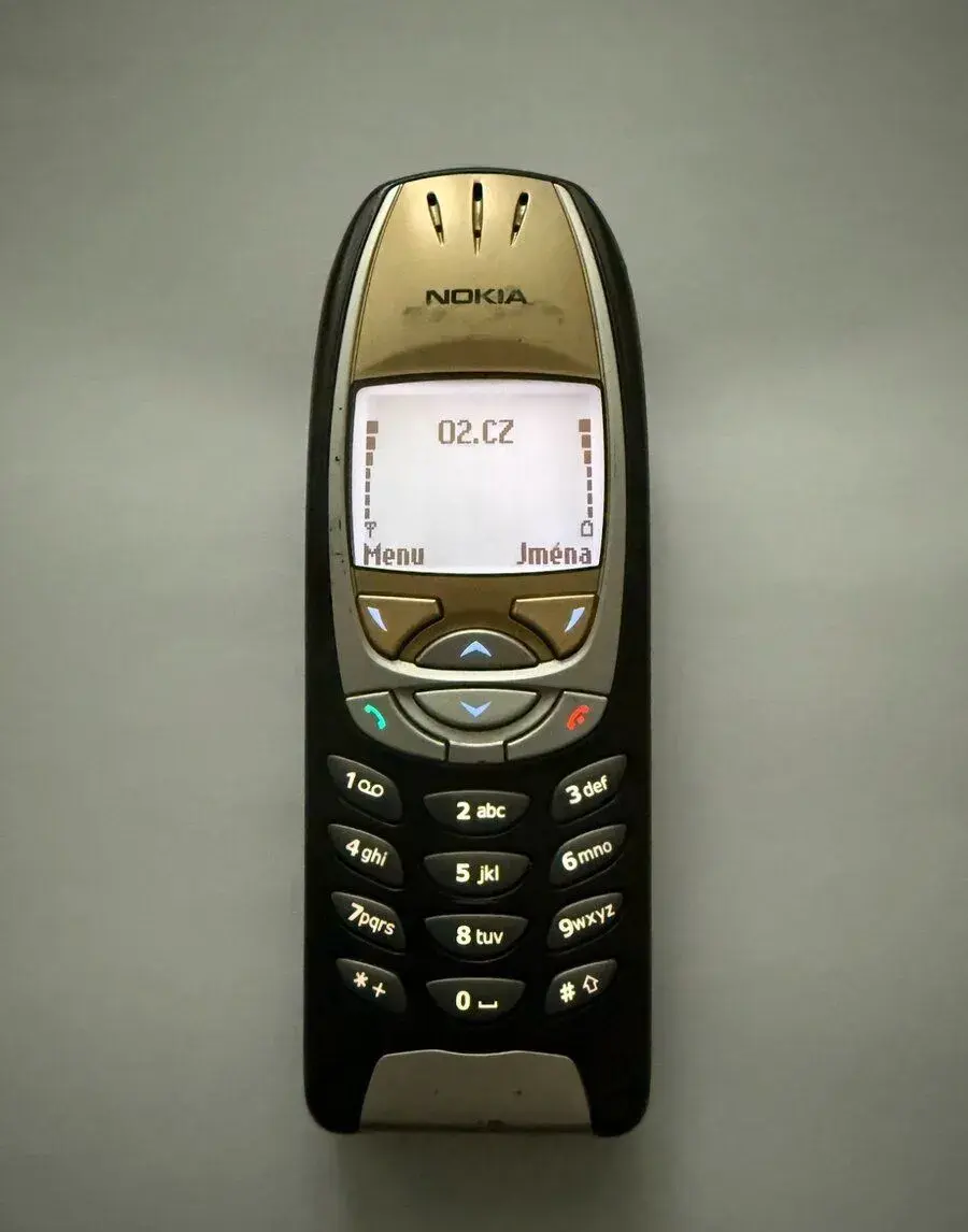 NOKIA 6310i s originální baterií, jde na všechny operátory
