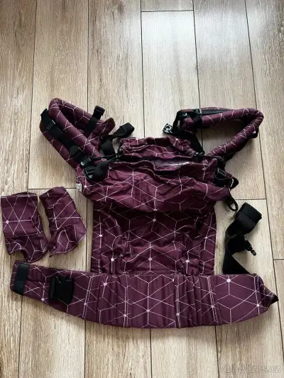 Nosítko MoniLu UNI Cubes Burgundy