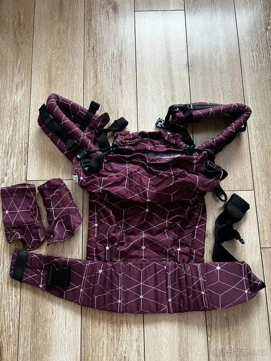 Nosítko MoniLu UNI Cubes Burgundy