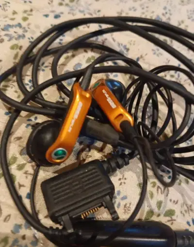 Set retro sluchátek Sony Ericsson HPM-64 (oranžová + černá)