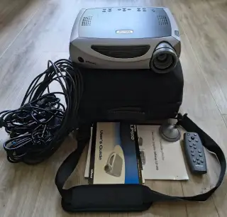 Projektor InFocus LP650 s kufříkem, návodem a kabely