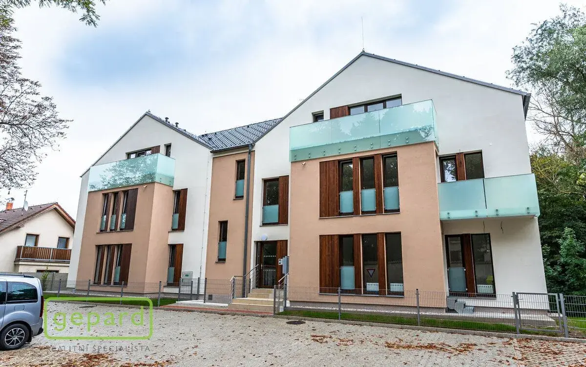 Pronájem 1+kk s terasou a předzahrádkou, Vila Dům Borovského