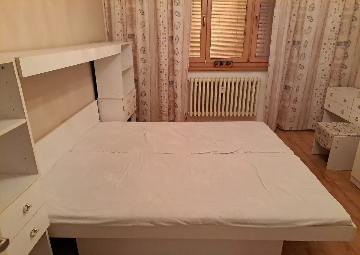 Starší bílá ložnice - kompletní sestava