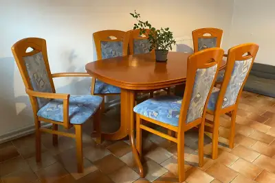 Jídelní stůl + 6 židlí masiv