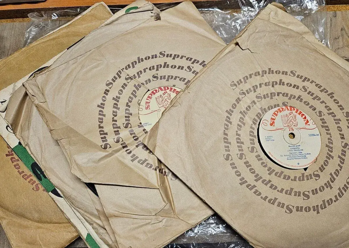 Sada 15 ks retro gramodesek (1950–1957) – Kučerovci a další