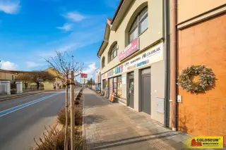 Pohořelice, obchodní prostor, dva byty - rodinný dům