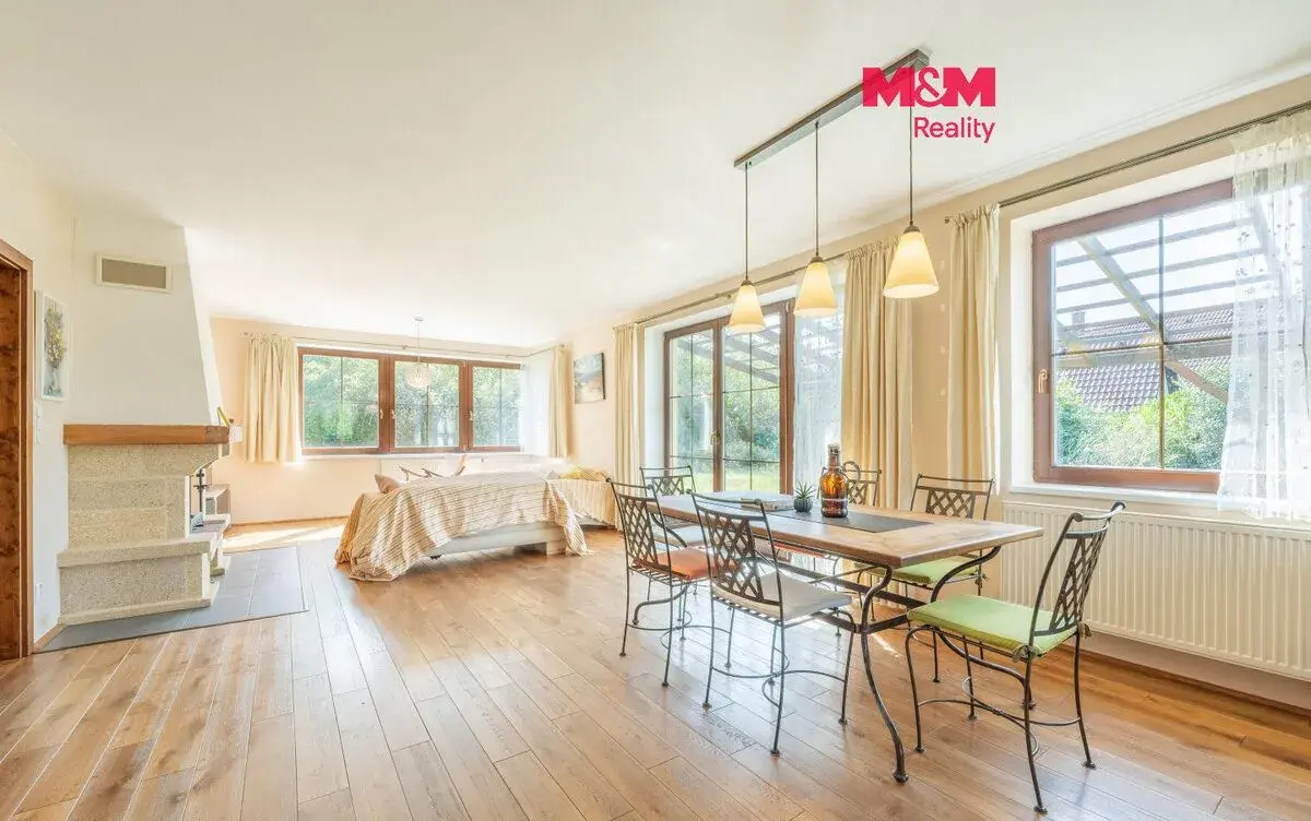 Prodej rodinného domu, 240 m², 1302m2 pozemek, obec Mořina