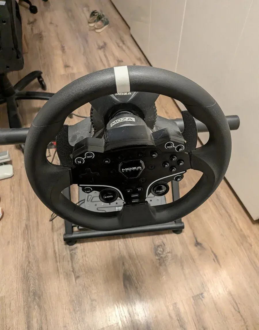 Moza R3 se stojanem a Formula věncem