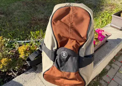 Odolný batoh Crumpler (písková/hnědá) – velký, skvělý stav