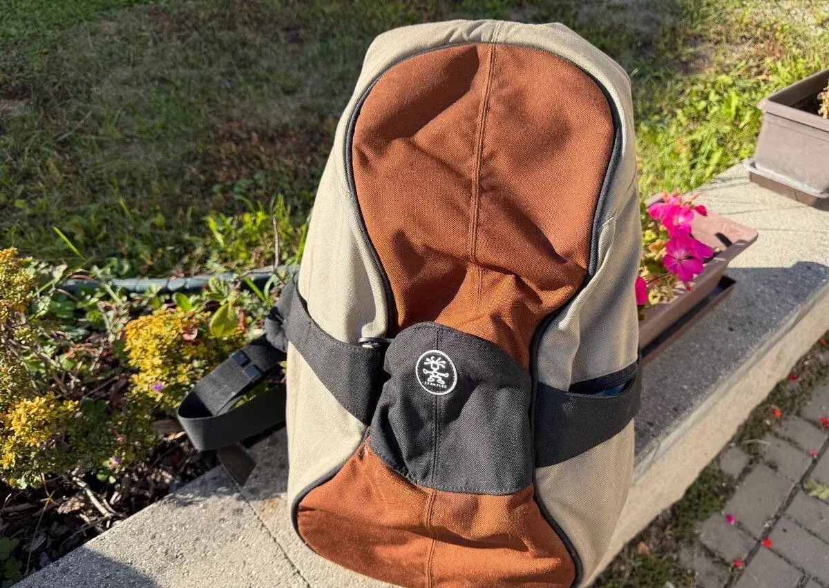 Odolný batoh Crumpler (písková/hnědá) – velký, skvělý stav
