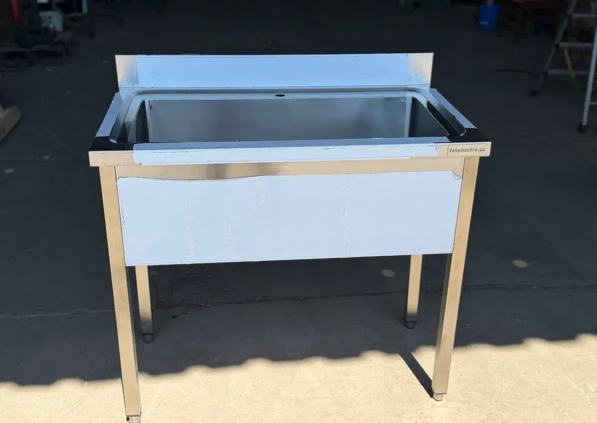 Nerezový dřez jednokomorový (rozměry 100cm-150cm)