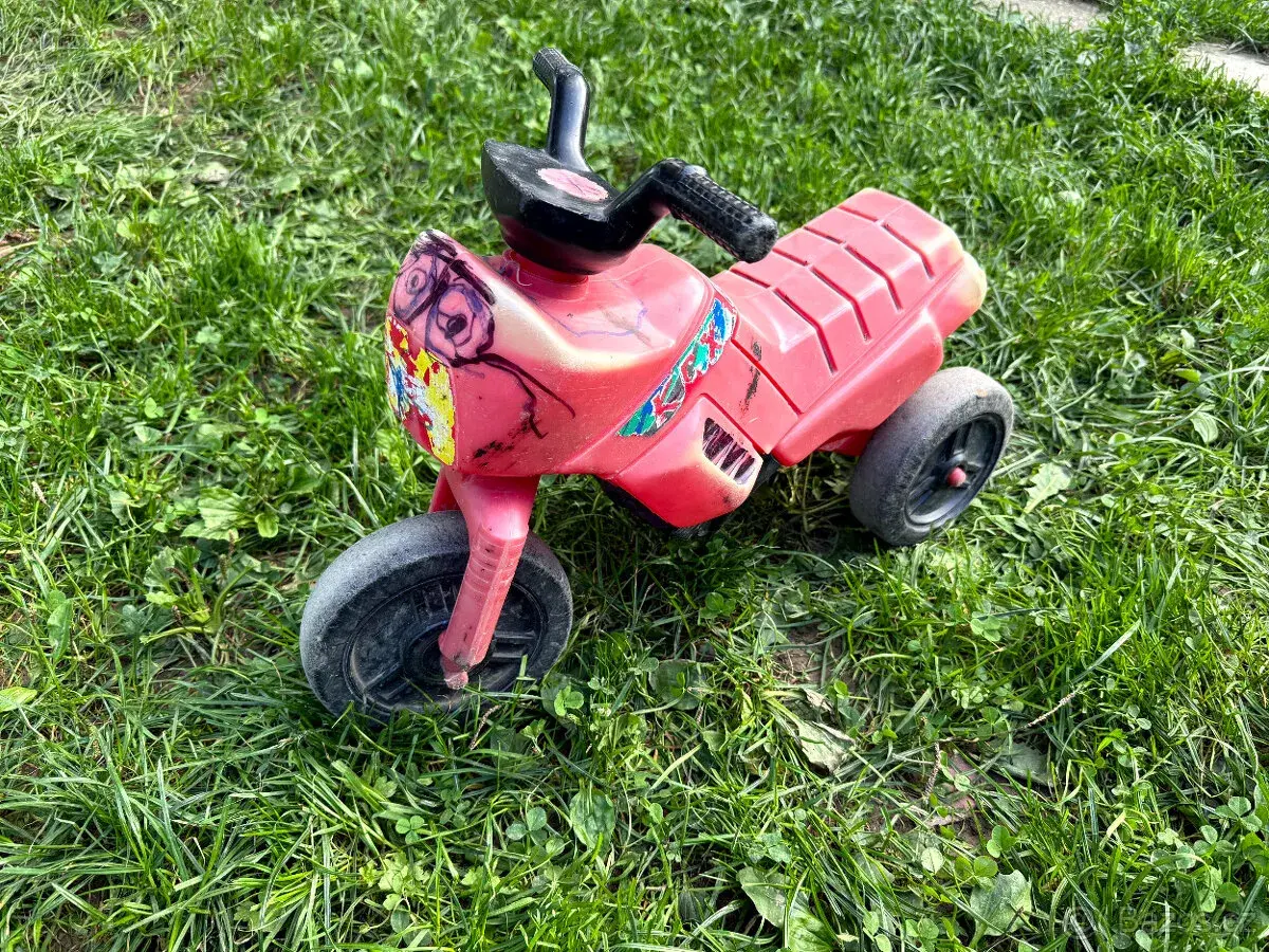 Dětské plastové odrážedlo motorka - červené